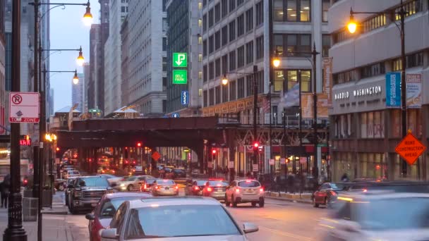 Metropolitana Traffico Automobili Persone Pendolari Durante Centro Chicago Sera Primavera — Video Stock