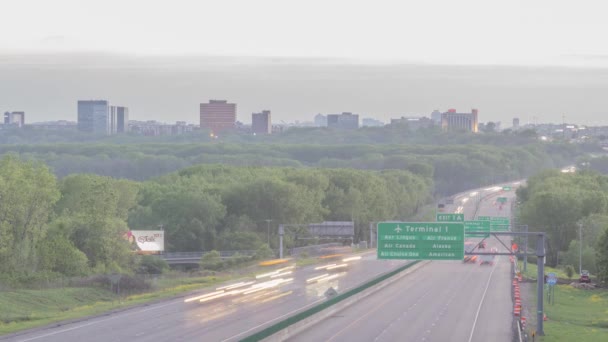 Abendliche Zeitraffer Aufnahme Von Vorstadt Bloomington Skyline Über Dem Highway — Stockvideo