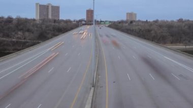 4K UHD Zaman Çizelgesinde Geniş Açı Baharlı Otoyol Trafiğinin Görüntü Bulanıklığı