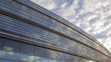 Dusk 4K UHD Zaman Çizelgesinde Düşük Geniş Açı Bulut Görüntüsü Yansıması