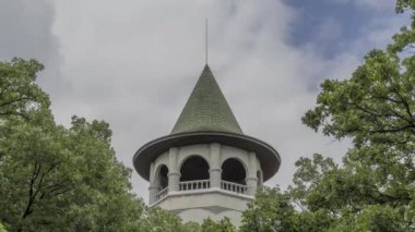 Minneapolis 'teki Yeşil Şapka Su Kulesi' nde Bulutlar Güzel Bir Yaz Günü 4K UHD 'de geçerken Zaman Çizelgesini Kapat