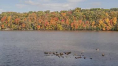 Twin Cities 4K Timelapse 'deki Kudretli Mississippi Nehri boyunca Sonbahar Renkleri' nin Orta Yol Manzarası