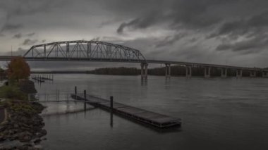 Wabasha-Nelson Truss Köprüsü 'nün Geniş Açı Çekimi Minnesota ve Wisconsin' i birbirine bağlayan Mississippi Nehri 'ni kapsıyor.