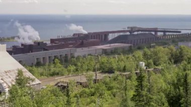 Bir Lake Superior Taconite Madencilik Tesisi ve Tren Yükleme İstasyonu 4K UHD Zaman Çizelgesinde Normal Yaz Çalışması.