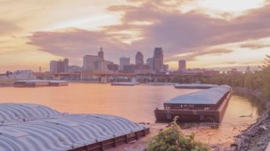 Geniş Açı Uzun Açı Alacakaranlık 4K Güçlü Mississippi 'nin UHD Zaman Çizelgesi St Paul Şehri' nde akıyor