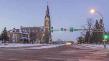 Kırsal Minnesota Kilisesinde Düşük Geniş Açı ve Kış Öncesi Alacakaranlık sırasında Önplan Trafik Yolları