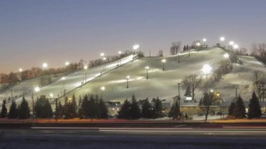 A Kayak ve Snowboard Tepesi 'nin Geniş Açı Çekimi ve Kış 4K UHD Zaman Çizelgesi' nde Alacakaranlık 'ta Uzun Yol Trafiği