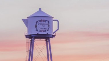 LINDSTROM, MN - Mart 2018 - Kırsal Minnesota Icon Çaydanlık Su Kulesi 'nin Telephoto Yakın Zaman Çekimi Dramatik Sunset Sky 4K UHD' ye karşı