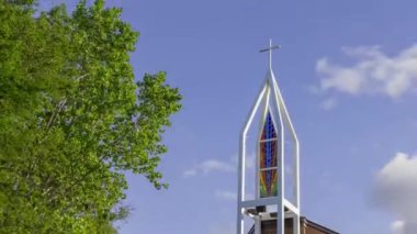 Banliyö Kilisesinin Yakın Çekimi Bir Yaz Gününde Cam Çan Çanı ve Haç Lekeli
