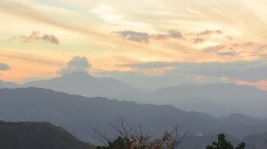 Takao Dağı 'ndan Fuji Dağı, Sunset Bulutlarının Arkasından Görünür.