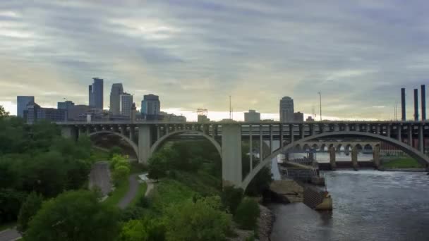 Medium Magic Hour Shot Purple Bridges City Lights Kapcsold Minneapolisban — Stock videók