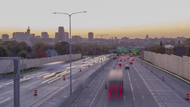 セントポール 10月2017 セントポールと遠くミネアポリス ミネソタ キャピトル および秋の日没の間のツインシティへの高速道路交通の両方の中規模ショット — ストック動画