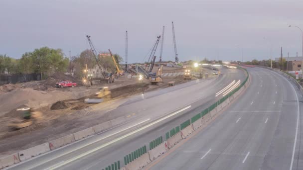Minneapolis 2020年5月 春の夕暮れ時に南ミネアポリス州の高速道路交通通過工事の広い角度の経過 — ストック動画