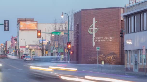 明尼苏达州明尼阿波利斯市 2021年3月 当南明尼阿波利斯市4K的湖街交通一片混浊时 基督教会国际的一个电视信号在暮色中闪现出来 — 图库视频影像