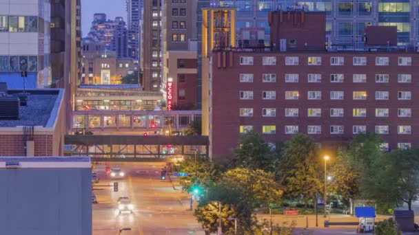 青い時間の間にミネアポリスのダウンタウンの2番街と高層ビルの層を見下ろすテレフォトシティスケープショット4K Uhdタイムラプス — ストック動画