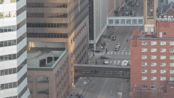 High Angle Telephoto Close Downtown Traffic Skyways Winter Afternoon Uhd — Stock video