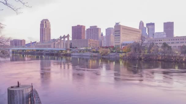 位于明尼阿波利斯市中心的亨内别克大道大桥在一场戏剧性的粉色落日4K超高清余晖中反射出密西西比河中的中宽曝光镜头 — 图库视频影像