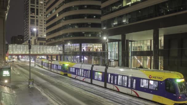 Minneapolis 2018年2月 ミネアポリスのダウンタウンのスカイウェイとスカイスクレーパーの下での列車と車の交通の広い角度ショット4K Uhdタイムラプス — ストック動画