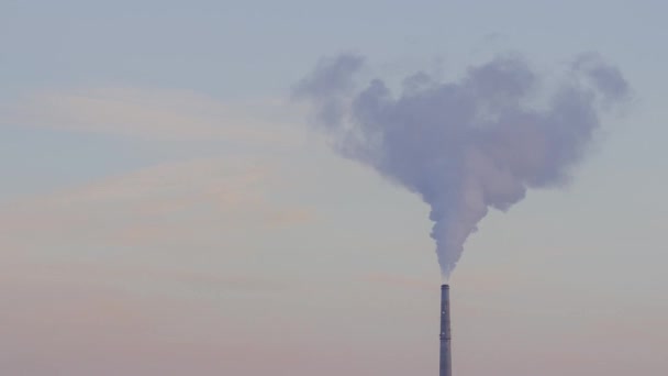 Телефотосъемка Изолирующая Дымоход Угольной Электростанции Выбросы Против Розового Заката Неба — стоковое видео