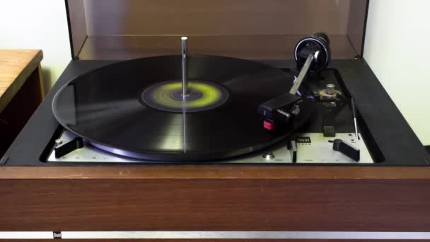 Stary Dobrze Wyglądający Gramofon Grający Winylu Zbliżenie Ramy Czasowe — Wideo stockowe