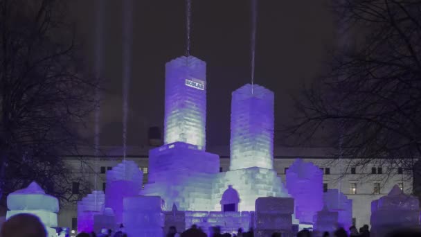 聖ポール 1月2018 雪の冬の夜にダウンタウンセントポール氷の宮殿のお祝いと光のショーを楽しむ人々の長い露出の夜のショット4K Uhdタイムラプス — ストック動画
