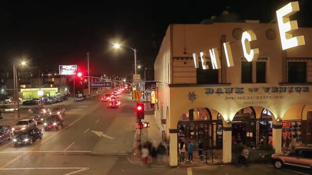 ヴェネツィアビーチ ロサンゼルス 2015年3月 有名なヴェネツィアのビーチの標識の後ろの夜の交通 — ストック動画