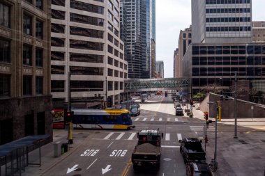 MINNEAPOLIS, MN - Mart 2019 - Minneapolis şehir merkezine giden 2. Cadde 'den geçen hafif tren. 