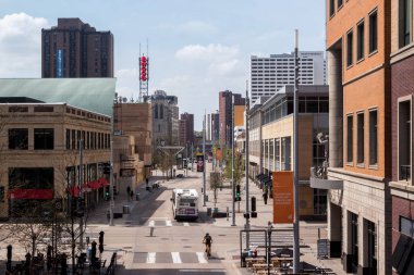 MINNEAPOLIS, MN - 10 Mayıs 2023: Wcco ve Minneapolis şehir merkezinin Nicollet Bulvarı üzerinden güneye bakan bir otobüs geçişi.