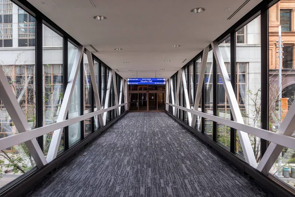 Широкоугольный Симметричный Снимок Пустой Лестницы Над Торговым Центром Nicollet Весеннее — стоковое фото