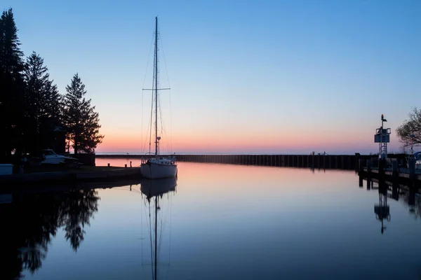 夏の夕暮れの間 ウィスコンシン州のコーヌコピアの穏やかなシスキウィット湾マリーナに反映された帆船 — ストック写真