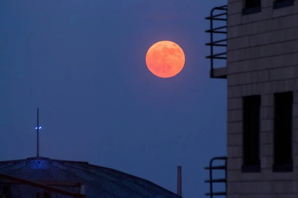 Telephoto Shot Full Moon Rising Minneapolis Convention Center Dusk Seen — Stock Photo, Image