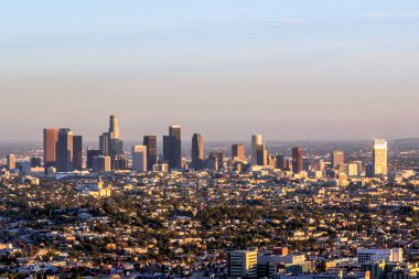 Şehir merkezindeki gökdelenlerin geniş açılı görüntüsü 