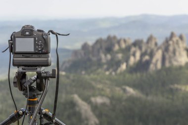 Siyah tepeleri çeken bir kamera manzarası. 