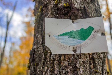  Üstün yürüyüş yolunu kapatın. Sonbaharda aşınmış tabela.