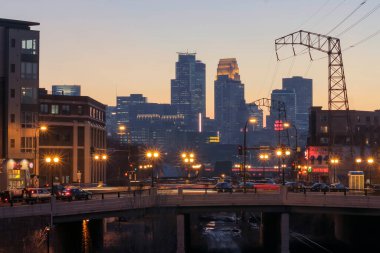 Şehir merkezindeki gökdelenlerin geniş açılı görüntüsü 