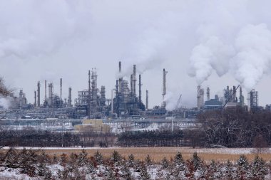 Günbatımında endüstriyel fabrikayla kışın gün batımında