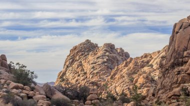 Dağ tepelerinin gündüz manzarası