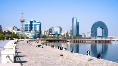 Gün batımı ve Bakü şehrinin ufuk çizgisi