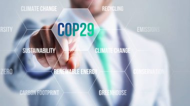 Modern ofisteki iş adamı fütürist arayüzü kullanıyor. Metin: Cop29