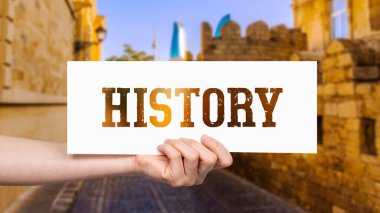 Eski şehrin Bakü 'sündeki yazı geçmişini gösteren eller.