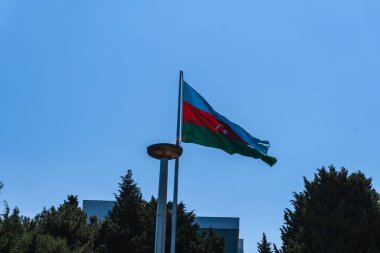 Mavi gökyüzünün arka planında Azerbaijan bayrağı