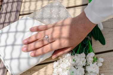 İyi giyimli, zarif bir genç bayan..