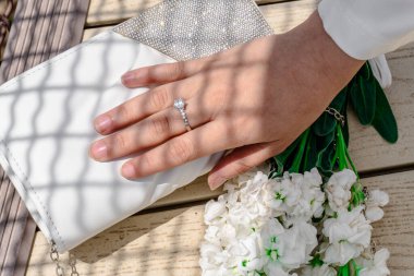 İyi giyimli, zarif bir genç bayan..