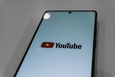 YouTube logosu. Editör konsepti. Bakü, Azerbaycan. 18.05.2025.