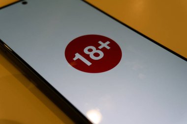 18 artı işareti. Editör konsepti. Bakü, Azerbaycan. 18.05.2025.
