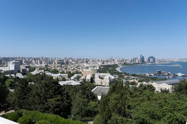 Bakü 'nün şehir manzarası. Tatil ve seyahat konsepti.