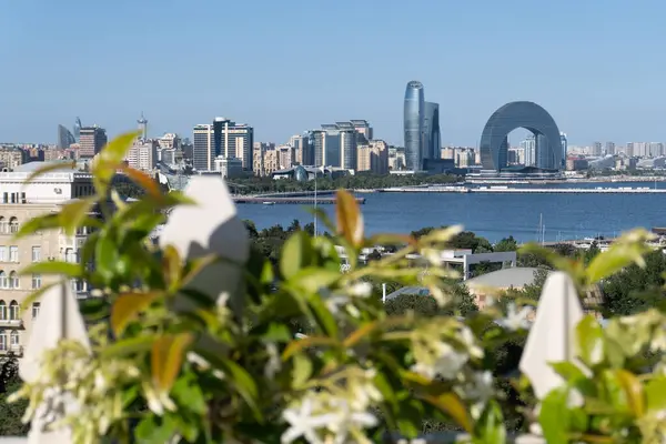 Gökdelenleri ve binaları olan baku şehri gökdelenleri