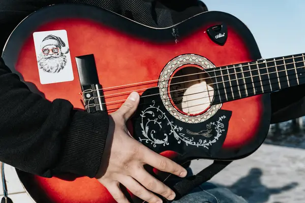 Parktaki adam gitar çalıyor..