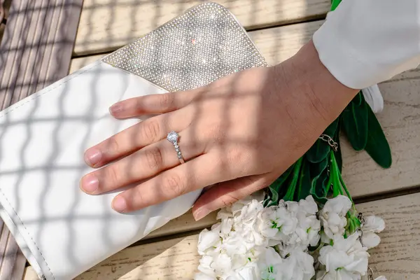 İyi giyimli, zarif bir genç bayan..