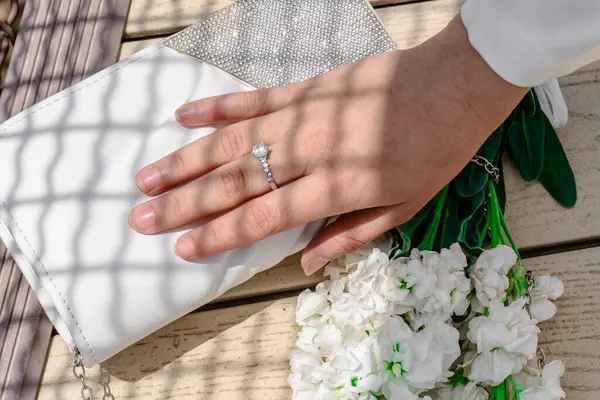 İyi giyimli, zarif bir genç bayan..